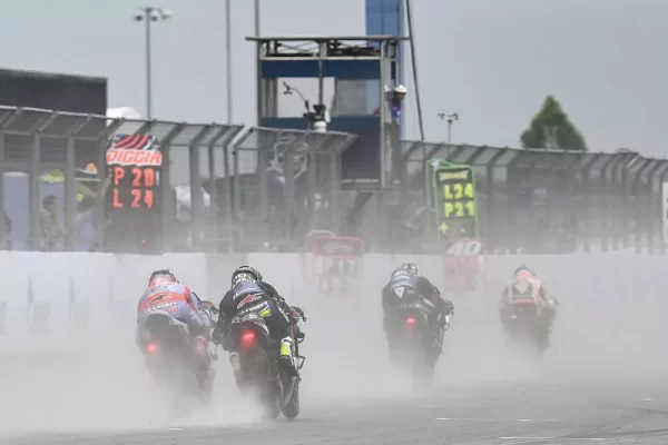 Moto GP: Οι 5 καλύτερες στιγμές από τη βροχερή Ταϊλάνδη! (vid)