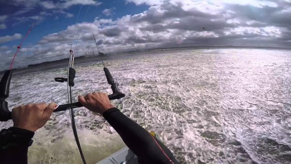 Κάνοντας kite surfing στους 40 κόμβους! (vid)