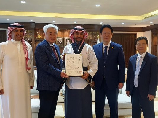 Τιμητική… ζώνη με επτά νταν στον Υπουργό Αθλητισμού της Σαουδικής Αραβίας