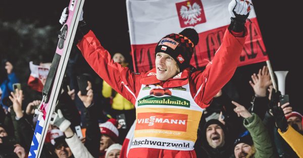 Παγκόσμιο Κύπελλο Άλματος με Σκι: Ιστορική νίκη για τον Κουμπάτσκι (vid)