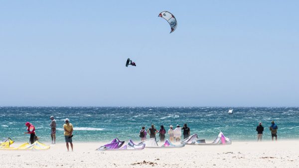 Κάνοντας kite surfing με άνεμο 50 κόμβων στην Ταρίφα! (vid)