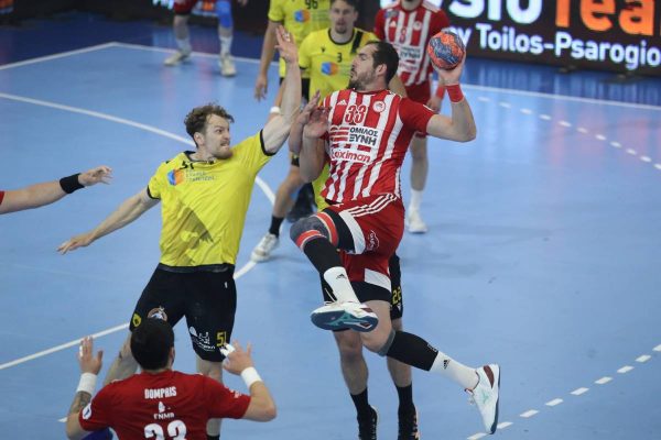 Handball Premier: Ο Ολυμπιακός προηγείται της ΑΕΚ με 16-13 στις νίκες