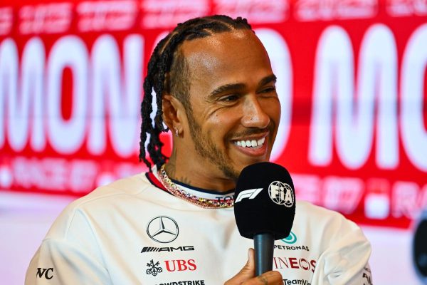 F1: Διαψεύδει για Ferrari ο Χάμιλτον, κοντά σε νέα συμφωνία με τη Mercedes