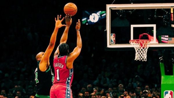 NBA: Αρχηγικός Τζέιμς Χάρντεν – Ξέκοψε τους πανηγυρισμούς και έστειλε τους συμπαίκτες του στα αποδυτήρια (vid)