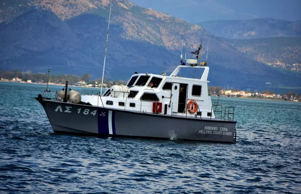 Πλοιάριο με 112 πρόσφυγες και μετανάστες εντοπίστηκε στα νότια της Κρήτης