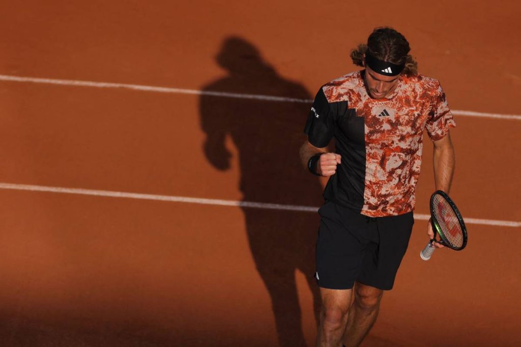 Roland Garros: Το around the net του Τσιτσιπά που άφησε άναυδο τον Σβάρτσμαν (vids)