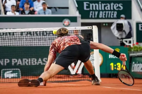 Roland Garros: Έσωσε break point ο Τσιτσιπάς με απίθανο passing shot (vid)