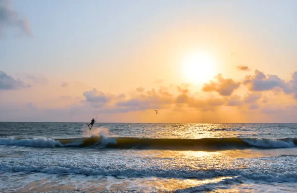 Επικό kite surfing με φόντο το ηλιοβασίλεμα! (vid)
