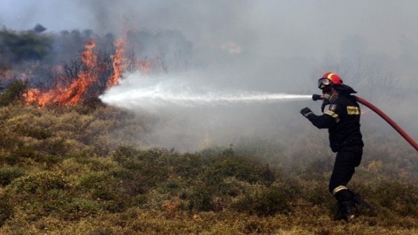 Φωτιά στον Κουβαρά Αττικής – Εκκενώνονται οικισμοί