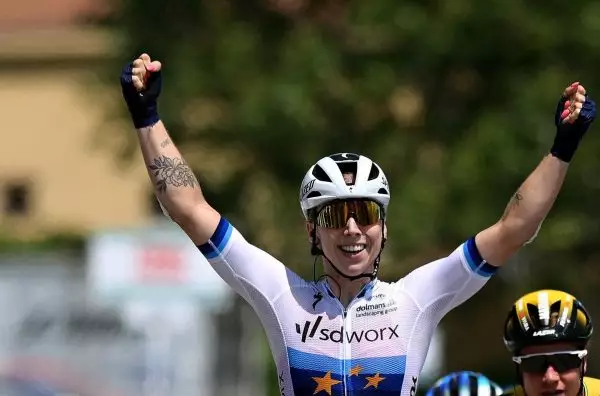 Giro D’Italia Donne (S3): Νικήτρια η Βίμπες, πρωτοπόρος η Φαν Φλούιτεν (vid)