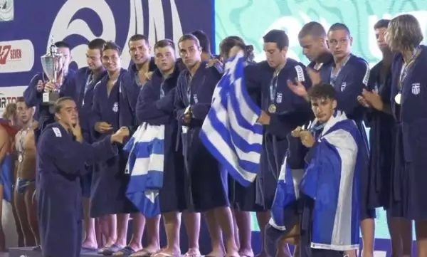 Η απονομή, ο εθνικός ύμνος κι οι πανηγυρισμοί των χρυσών πρωταθλητών Ευρώπης και των Ελλήνων φιλάθλων στη Μανίσα (vids)
