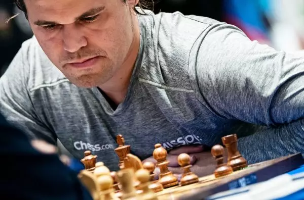Παγκόσμιο Κύπελλο FIDE: Σε τροχιά τίτλου στο Μπακού ο Κάρλσεν