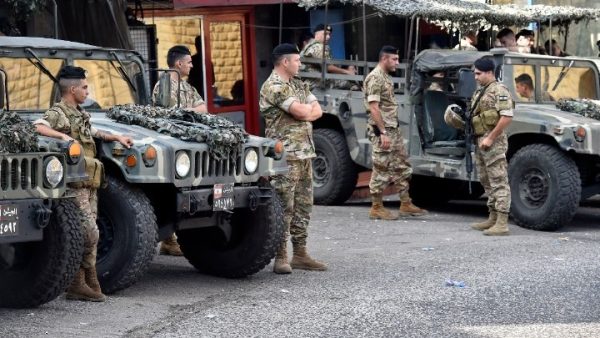 Λίβανος: Πυρά δέχθηκε το όχημα που μετέφερε τον υπηρεσιακό υπουργό Άμυνας