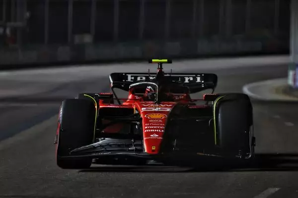 F1, Grand Prix Σιγκαπούρης: Στην pole position ο Σάινθ, εκτός δεκάδας ο Φερστάπεν