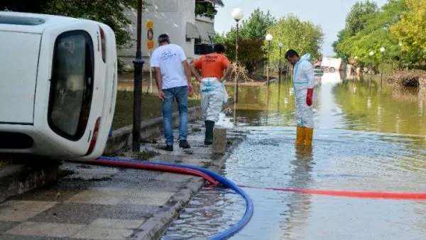 Συνεχίζονται στη Λάρισα οι επιχειρήσεις για την αποκατάσταση των ζημιών από την πλημμύρα
