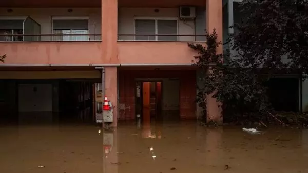 Σοβαρά προβλήματα σε Εύβοια και Λάρισα από τις πλημμύρες – Εικόνες καταστροφής στον Βόλο