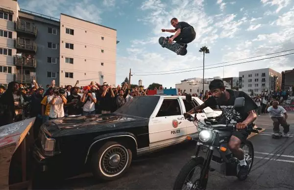 FA X Adidas Skatejam: Κάνοντας σκέιτ… πάνω από ένα περιπολικό! (vid)
