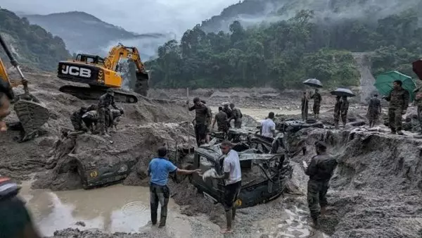 Τουλάχιστον 40 νεκροί από υπερχείλιση λίμνης στα Ιμαλάια
