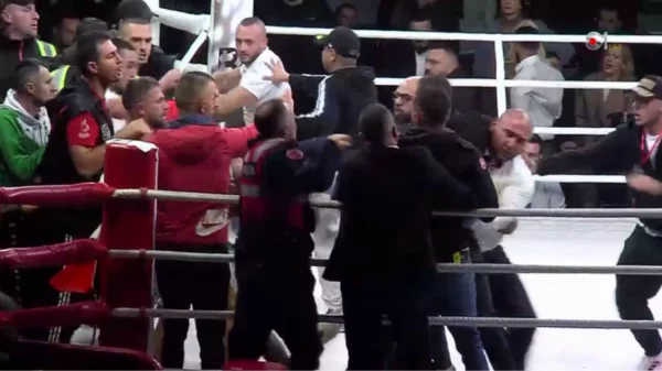 Θεατές εισέβαλαν στο ρινγκ σε αγώνα πυγμαχίας στην Αλβανία (vid)