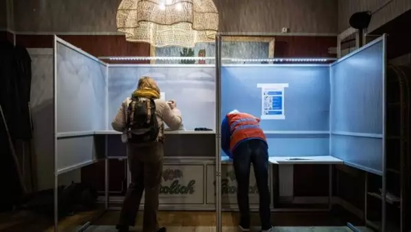 Οι Ολλανδοί προσέρχονται στις κάλπες για τις βουλευτικές εκλογές που προβλέπονται αμφίρροπες