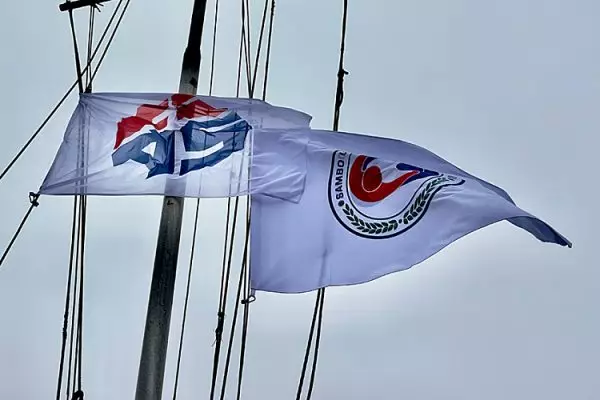 Στον παγωμένο ουρανό της Ανταρκτικής η σημαία της FIAS.