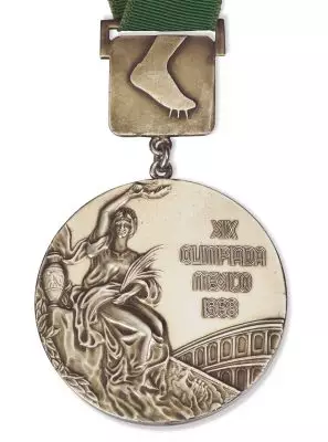 Ο Μπίμον πουλάει το ιστορικό ολυμπιακό μετάλλιο του 8.90μ.
