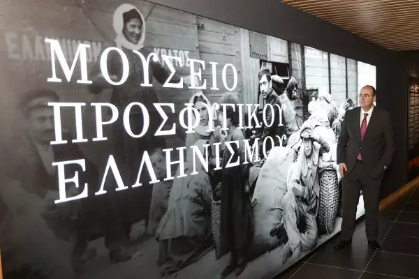 Ένα θαύμα στο μουσείο ιστορίας της ΑΕΚ! Ιδού τα κέρινα ομοιώματα Μαύρου και Παπαϊωάννου (video,pic)
