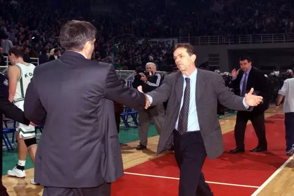 Ο Ιωαννίδης χαιρετάει τον Ομπράντοβιτς μετά τη νίκη του... καλωσόρισμα στο ΟΑΚΑ
