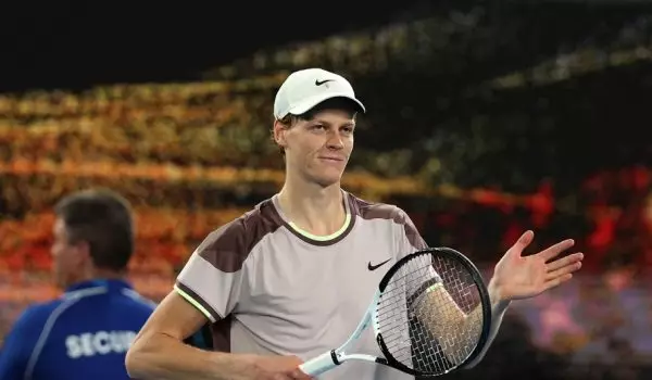 Κλείδωσε την παρουσία του στα ημιτελικά του Australian Open ο Γιανίκ Σίνερ.