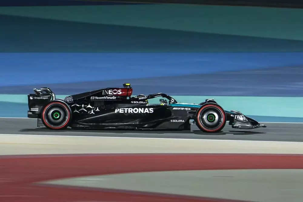 Ταχύτερος της ημέρας στο Μπαχρέιν ο Lewis Hamilton.