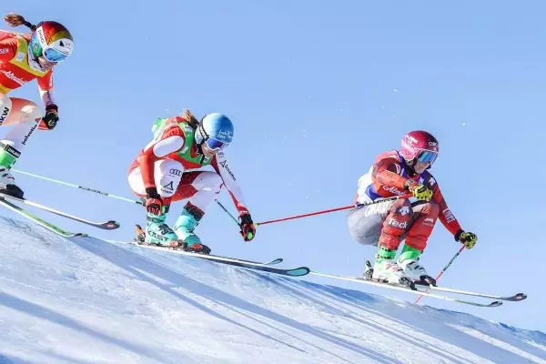 Thompson και Mobaerg πήραν τη νίκη στο skicross του Μπακουριάνι.