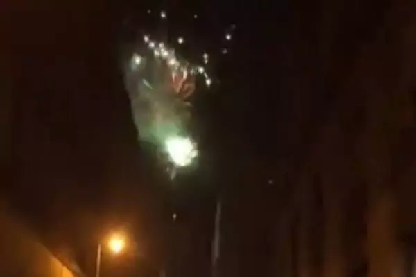 Πυροτεχνήματα έξω από το ξενοδοχείο του Ολυμπιακού από φιλάθλους της Φερεντσβάρος (video)