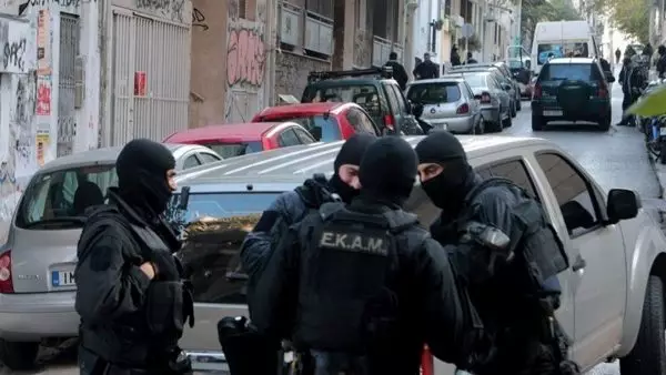 Δέκα συλλήψεις από την Αντιτρομοκρατική για τρομοκρατικές επιθέσεις