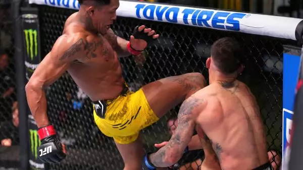 Ο Σοπάι δέχεται σκληρό νοκ άουτ με εναέριο γόνατο από τον Oliveira στο ντεμπούτο του στο UFC (vid)