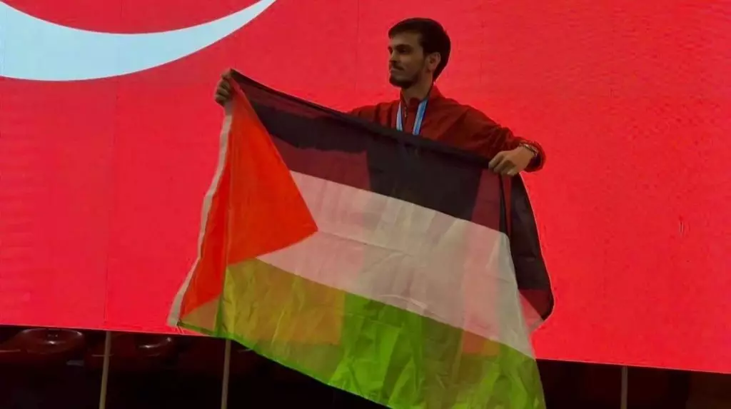 Necmettin Erbakan Akyüz: Ανέβηκε στο βάθρο με τη σημαία της Παλαιστίνης και του αφαίρεσαν το χρυσό μετάλλιο (vid)
