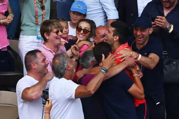 Roland Garros: Οι πανηγυρισμοί του Τζόκοβιτς με την οικογένειά του (vids)