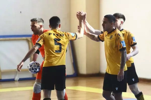 Futsal Super League: “Καθάρισαν” εύκολα ΑΕΚ και Αθήνα 90′, διπλό για την Κόμπρα στη Λαμία