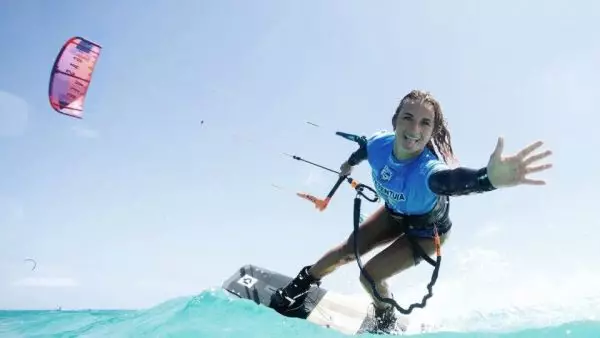 Η Πάουλα Νοβότνα προσφέρει… χαμόγελα στον κόσμο του kite surfing! (vid)